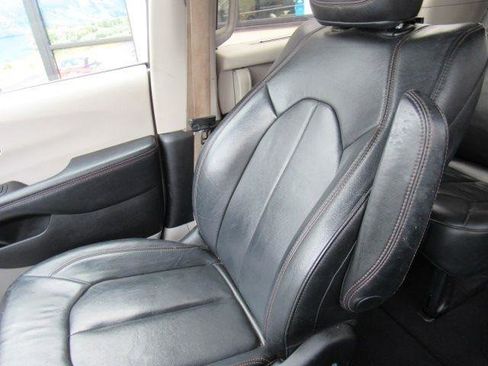 Used 2017 Chrysler Pacifica Touring-L image 22