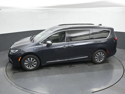 Used 2021 Chrysler Pacifica Limited w/ Premium & Safety Sphere Group FWD image 40