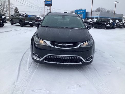 Used 2017 Chrysler Pacifica Touring-L image 2