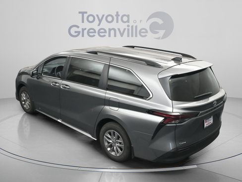 Used 2026 Toyota Sienna XLE FWD image 9