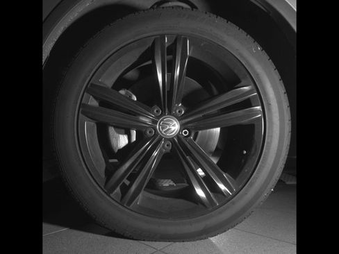 Used 2019 Volkswagen Tiguan SE image 9