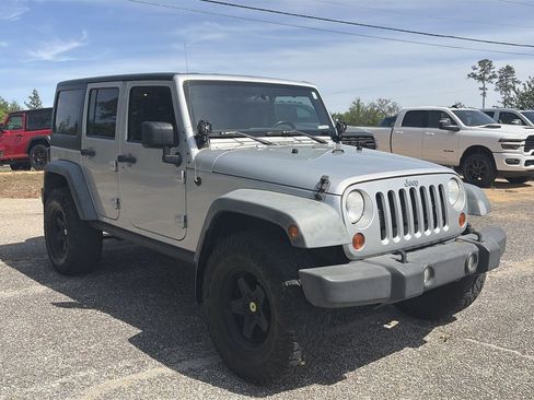 Used 2012 Jeep Wrangler Unlimited Rubicon w/ Connectivity Group AWD/4WD image 9