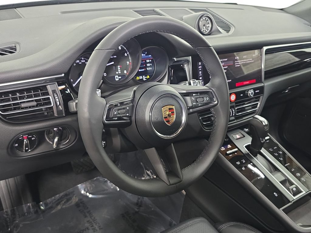 Certified 2026 Porsche Macan AWD/4WD image 4