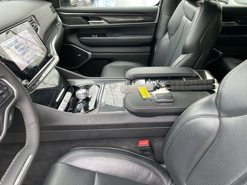 Used 2024 Jeep Wagoneer 4WD image 21