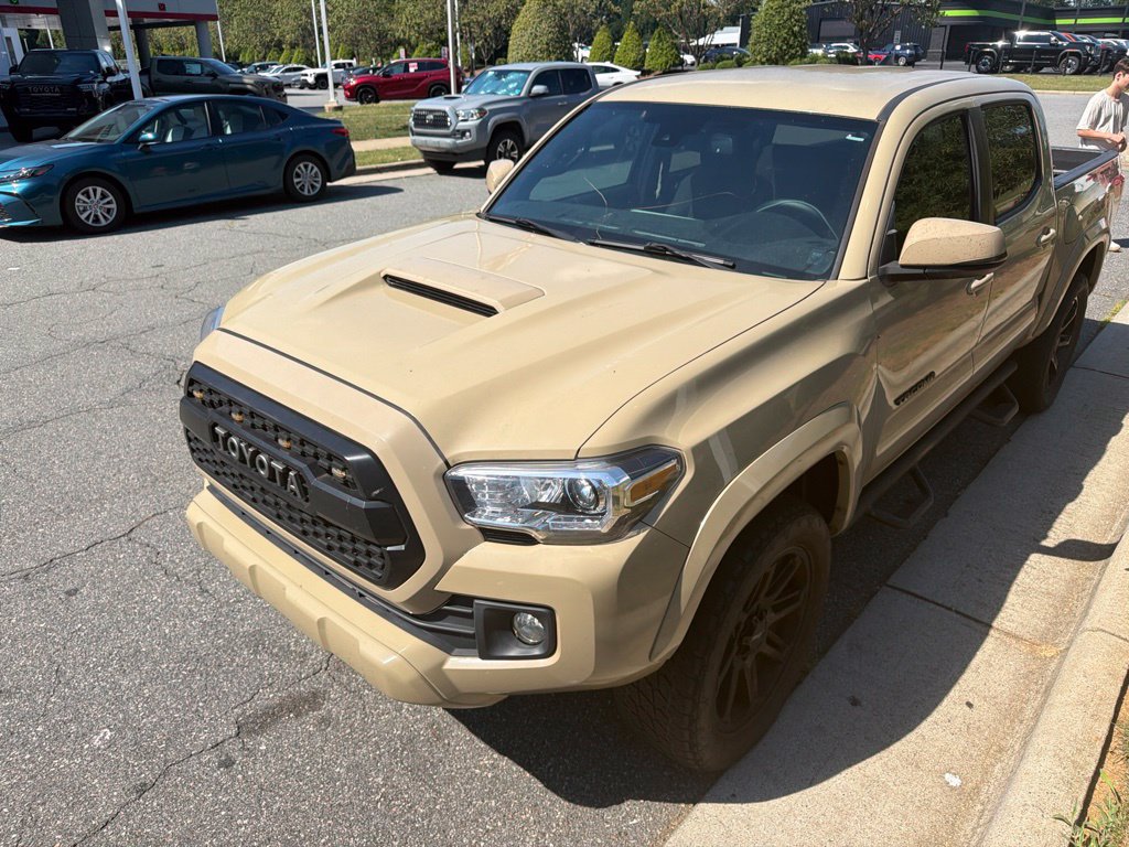 Used 2018 Toyota Tacoma TRD Sport AWD/4WD image 4