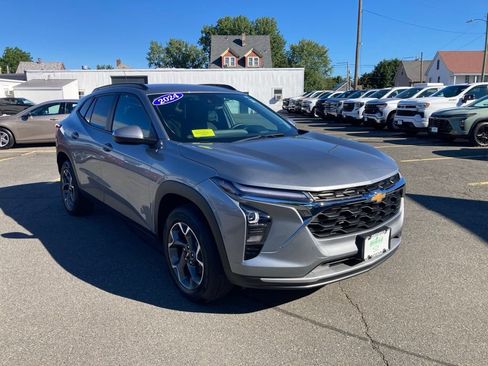 Used 2024 Chevrolet Trax LT w/ Driver Confidence Package FWD image 1