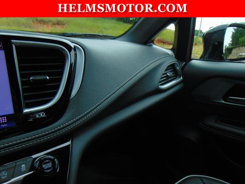 Certified 2025 Chrysler Pacifica Limited FWD image 32