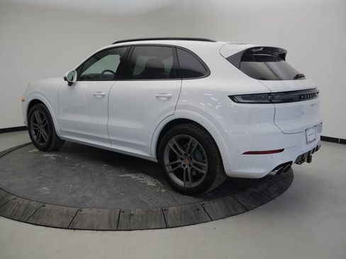 Certified 2026 Porsche Cayenne AWD/4WD image 3