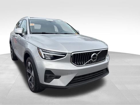 Used 2025 Volvo XC40 B5 Plus AWD/4WD image 6