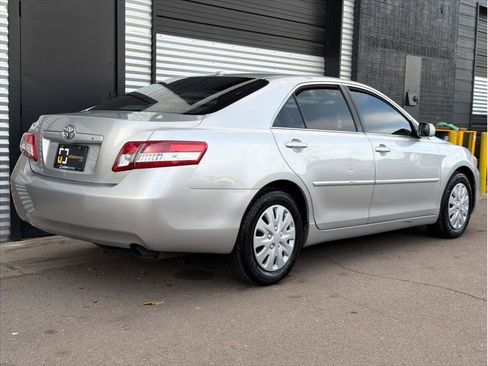 Used 2010 Toyota Camry LE image 10