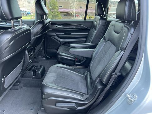 Used 2023 Jeep Grand Cherokee L Laredo image 17