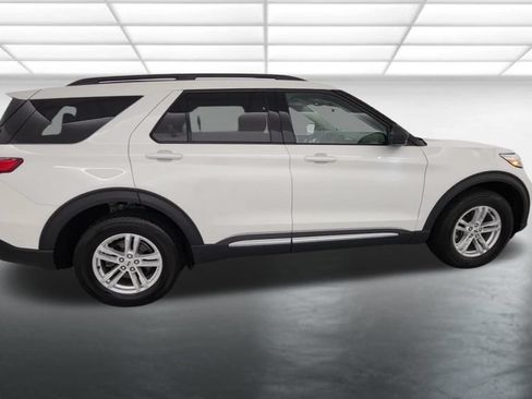 Used 2024 Ford Explorer XLT w/ Equipment Group 202A AWD/4WD image 9