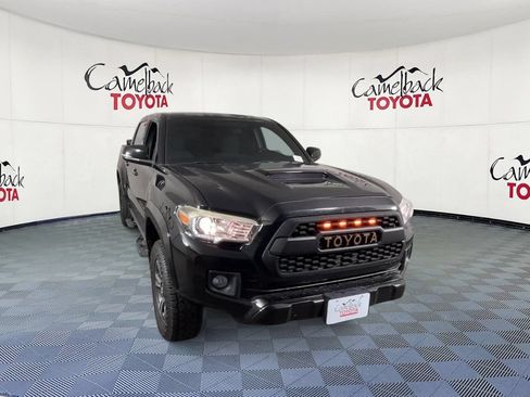 Used 2017 Toyota Tacoma TRD Sport AWD/4WD image 4