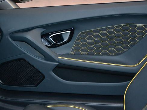 Used 2023 Lamborghini Huracan EVO image 17