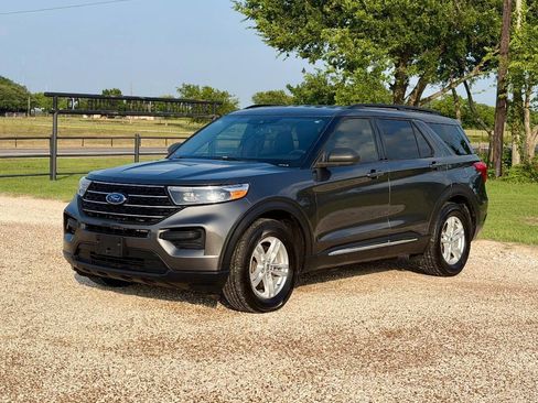 Used 2020 Ford Explorer XLT RWD image 2