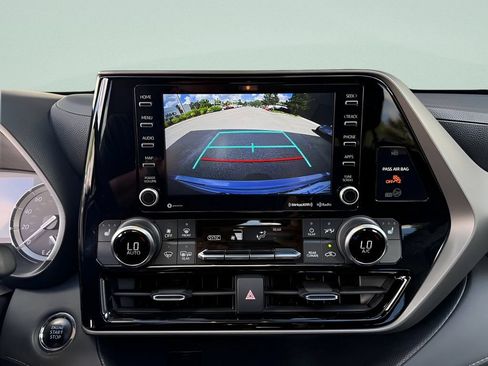 Used 2022 Toyota Highlander XLE AWD/4WD image 17
