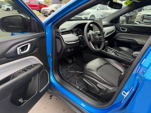 Used 2023 Jeep Compass Latitude image 14