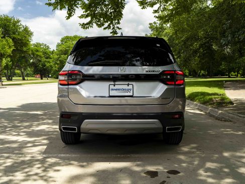Used 2024 Honda Pilot Touring image 8