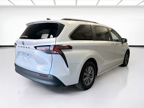 Used 2025 Toyota Sienna XLE w/ XLE Plus Package FWD image 4