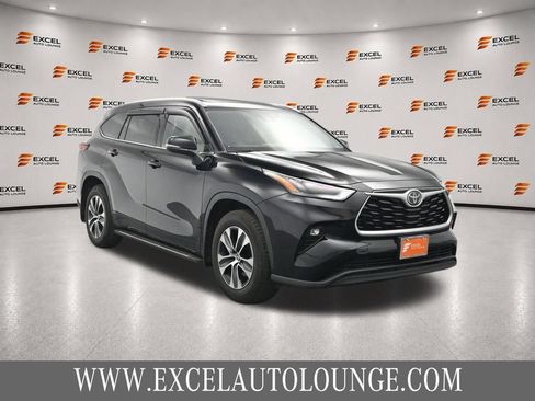 Used 2022 Toyota Highlander XLE AWD/4WD image 7