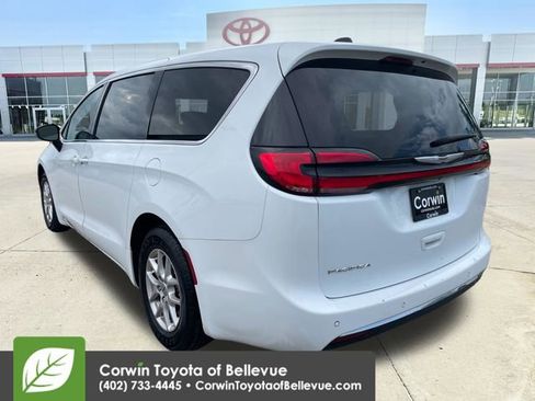 Used 2024 Chrysler Pacifica Touring-L FWD image 3
