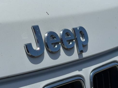 Used 2014 Jeep Grand Cherokee Limited w/ Luxury Group II RWD image 3