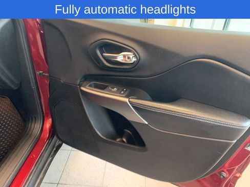 Used 2019 Jeep Cherokee Latitude Plus w/ Comfort/Convenience Group image 18