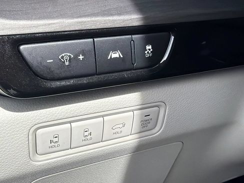 Used 2024 Kia Carnival EX FWD image 18