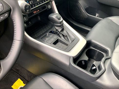 Used 2020 Toyota RAV4 XLE Premium FWD image 17