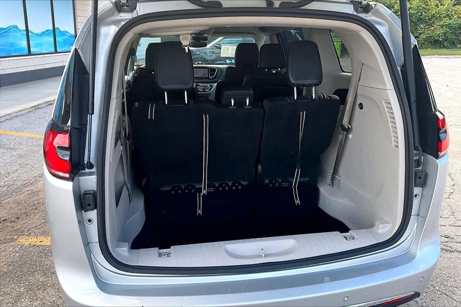 Used 2024 Chrysler Pacifica Touring-L FWD image 4