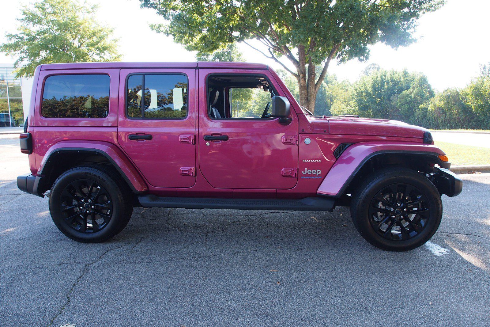 Used 2024 Jeep Wrangler Unlimited Sahara w/ Technology Group AWD/4WD image 8
