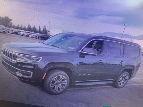 Used 2024 Jeep Wagoneer Series II image 2