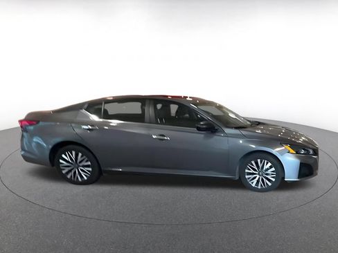 Used 2025 Nissan Altima 2.5 SV FWD image 12