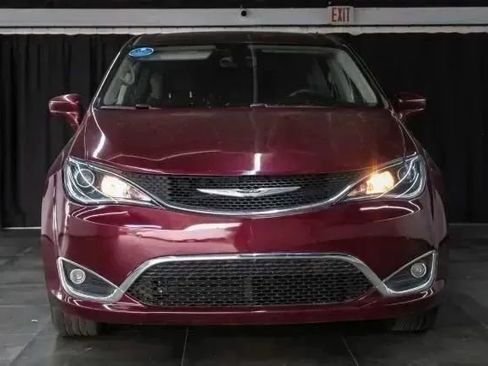 Used 2018 Chrysler Pacifica Touring Plus w/ Tire & Wheel Group image 7