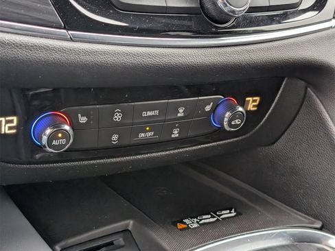 Used 2023 Buick Enclave Essence image 7