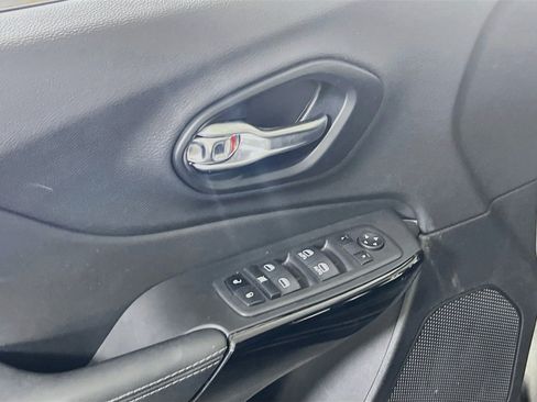 Used 2023 Jeep Cherokee Altitude Lux AWD/4WD image 18