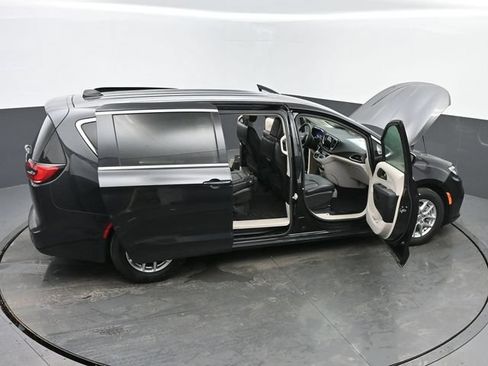 Used 2023 Chrysler Pacifica Touring-L FWD image 65
