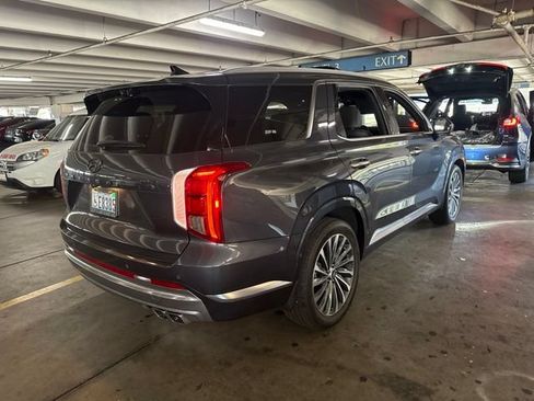 Used 2025 Hyundai Palisade Calligraphy FWD image 3
