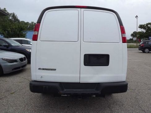 Used 2017 Chevrolet Express 2500 RWD image 5