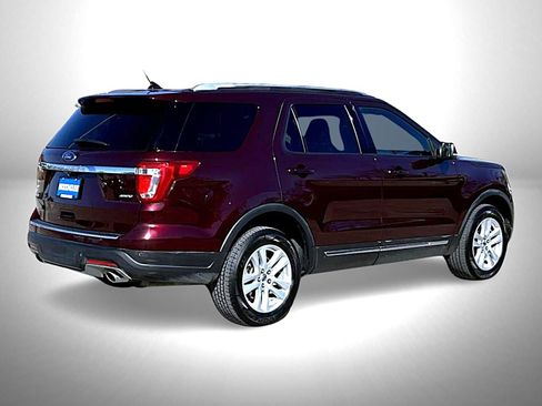 Used 2018 Ford Explorer XLT w/ Equipment Group 202A image 5