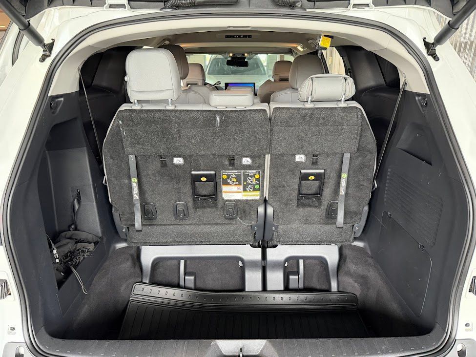 Used 2025 Toyota Sienna XLE FWD image 30