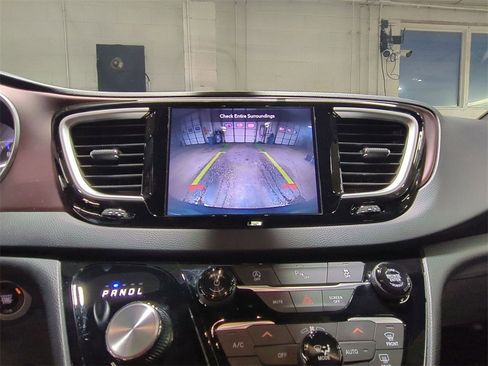 Used 2020 Chrysler Pacifica Touring-L image 22