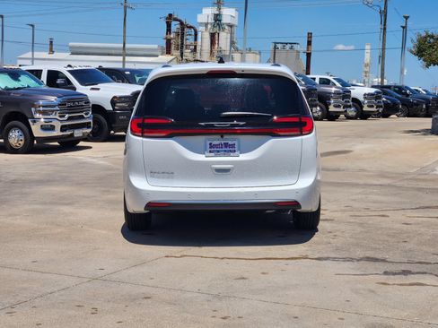 New 2027 Chrysler Pacifica Select w/ Family Tech Group FWD image 8