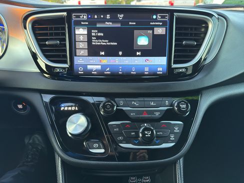 Used 2025 Chrysler Pacifica Limited FWD image 23