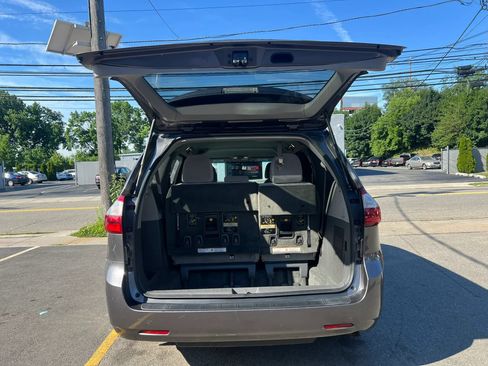 Used 2017 Toyota Sienna LE AWD/4WD image 9
