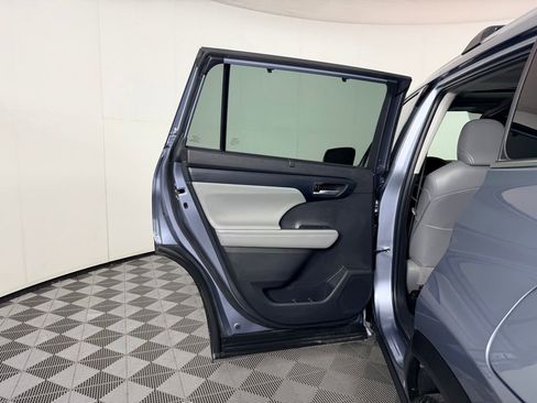 Used 2022 Toyota Highlander XLE FWD image 27