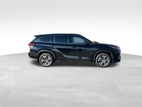 Used 2021 Toyota Highlander XLE image 4