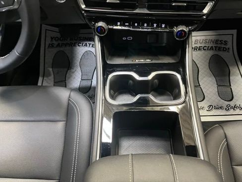 Used 2025 Chevrolet Traverse LT image 19