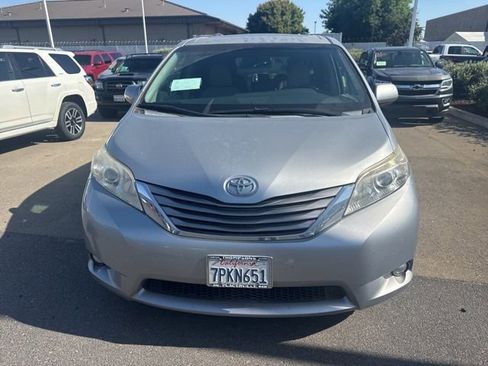 Used 2015 Toyota Sienna XLE w/ XLE Navigation Package FWD image 3
