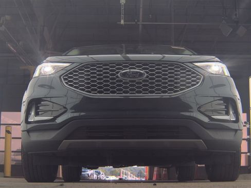 Used 2023 Ford Edge SEL w/ Convenience Package AWD/4WD image 3